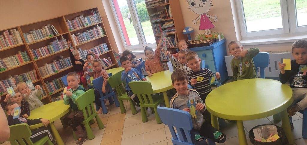 przedszkolaki w bibliotece przy stolikach