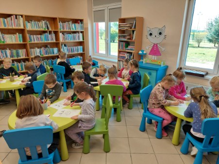 Zajęcia w bibliotece przy stolikach