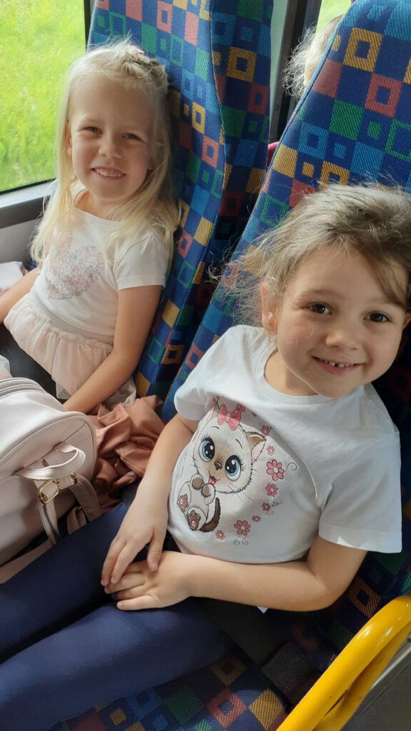 dziewczynki w autobusie