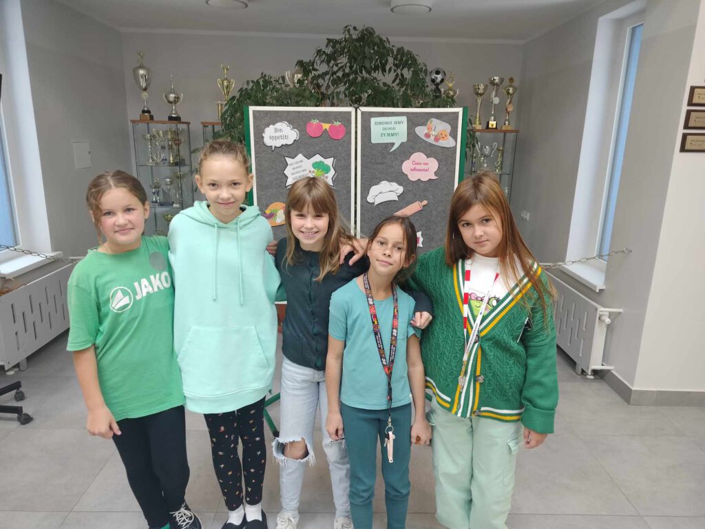 uczniowie naszej szkoły przyszli na lekcje w zielonych ubraniach