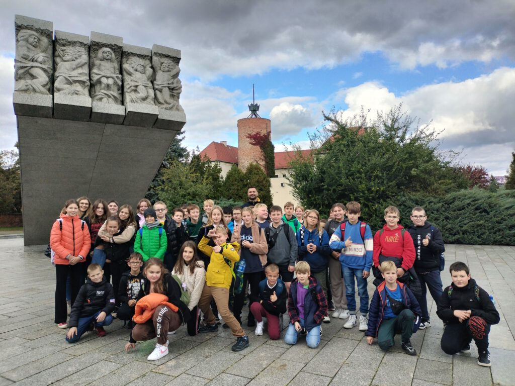 Uczniowie pod pomnikiem Dzieci Głogowskich